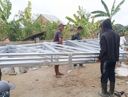 Memasuki Hari Kesembilan, Satgas TMMD Ke-129 Kodim 0418/Palembang Pasang Kerangka Atap RTLH Milik Ibu Sriyanti