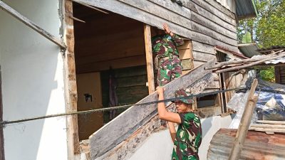Hari Ke-11, Satgas TMMD Lakukan Pembongkaran Dinding Samping RTLH Milik Ibu Sriyanti