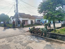 Hari Ke-12, Satgas TMMD Gotong Royong Bersama Warga Bersihkan Mushala Al-Makfurin