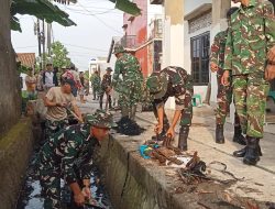 Hari Ke-12, Personel Sasaran Pembangunan Jalan dan Parit Laksanakan Gotong Royong di Mushala Baitul Makfurin