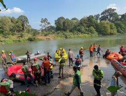 RESPON CEPAT BASARNAS CARI SISWA SD YANG TENGGELAM DI SUNGAI ENIM