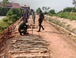 Hari Ke-14 TMMD Ke-129, Satgas Kodim 0418/Palembang Perkuat Badan Jalan dengan Pemasangan Cerucuk Gelam