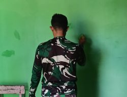 Finishing Pengecatan RTLH Ibu Suwarni, Satgas TMMD Ke-129 Kodim 0418/Palembang Optimalkan Hasil Pengerjaan
