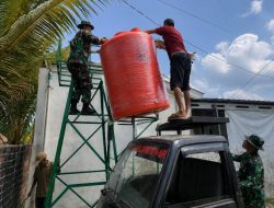 Satgas TMMD ke-129 Kodim 0418/Palembang Pasang Tandon Air pada Kerangka Besi Pada Sumur Bor Tahfidz Alfatihah