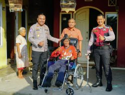 Kapolres OKI Serahkan Bantuan Sosial kepada Tokoh Masyarakat, Perkuat Kepedulian Polri di Tengah Warga