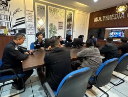 Tindak Lanjuti Arahan Kapolri, Personel Bidhumas Polda Sumsel Gelar Nobar Malam Penganugerahan Hoegeng Awards 2026