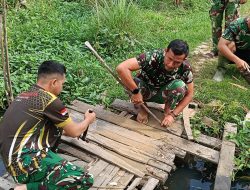 SATGAS TMMD KE-129 KODIM 0418/PALEMBANG PERBAIKI JEMBATAN MENUJU RUMAH IBU SUWARNI
