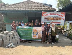 FP Unsri Latih UMKM Bunda Mirna Olah Cookies dan Telur Gabus Berbasis Tepung Beras
