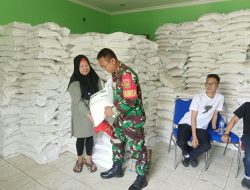 Babinsa 24 Ilir Monitor Penyaluran Beras Bantuan Pangan Pemerintah Untuk 1.698 Keluarga