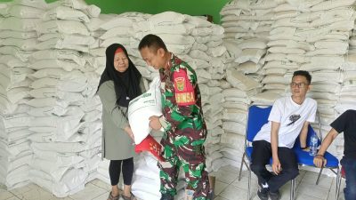 Babinsa 24 Ilir Monitor Penyaluran Beras Bantuan Pangan Pemerintah Untuk 1.698 Keluarga