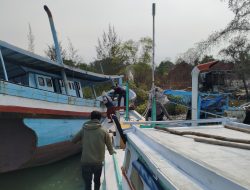 Terima Laporan Call Center 110, Polairud Polres Bangka Evakuasi Kapal Rusak di Perairan Jelitik
