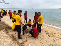 Green Policing, Polres Bangka Barat Gelar Aksi Bersih Pantai Batu Rakit