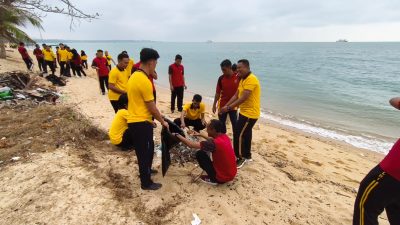 Green Policing, Polres Bangka Barat Gelar Aksi Bersih Pantai Batu Rakit